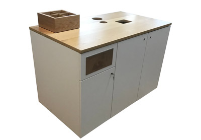 Cateringtheke Service mit Ausschnitten und Tren abshcliebar und Servicestation