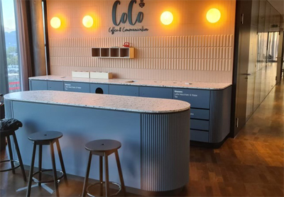 Kaffeetheke Barista indirekte Beleuchtung, Regale, Auszüge, Spüle, Arbeitsflächen