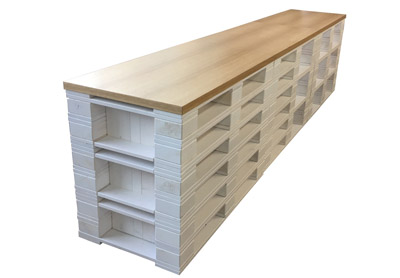 Messetheke Upcycling aus Paletten wei lackiert