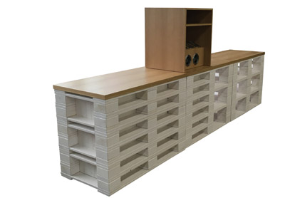 Messetheke Upcycling aus Paletten wei lackiert